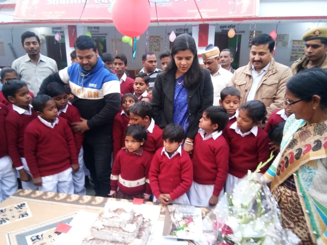 मूक बधिर एवं दृष्टिबाधित बच्चों के साथ डीएम व सीडीओ ने मनाया नव वर्ष | New India Times