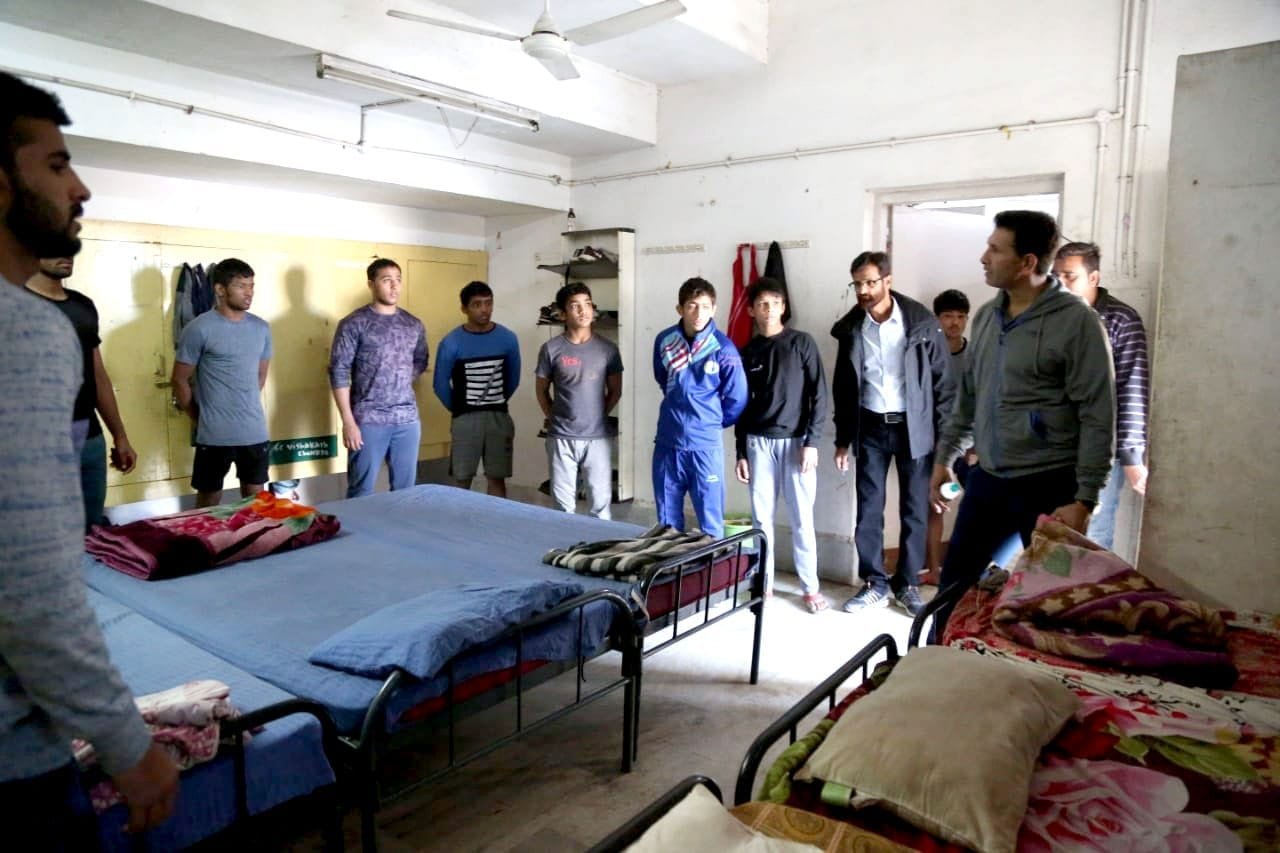 खेल एवं युवा कल्याण मंत्री जीतू पटवारी ने भोपाल के टी.टी. नगर स्टेडियम का किया औचक निरीक्षण | New India Times