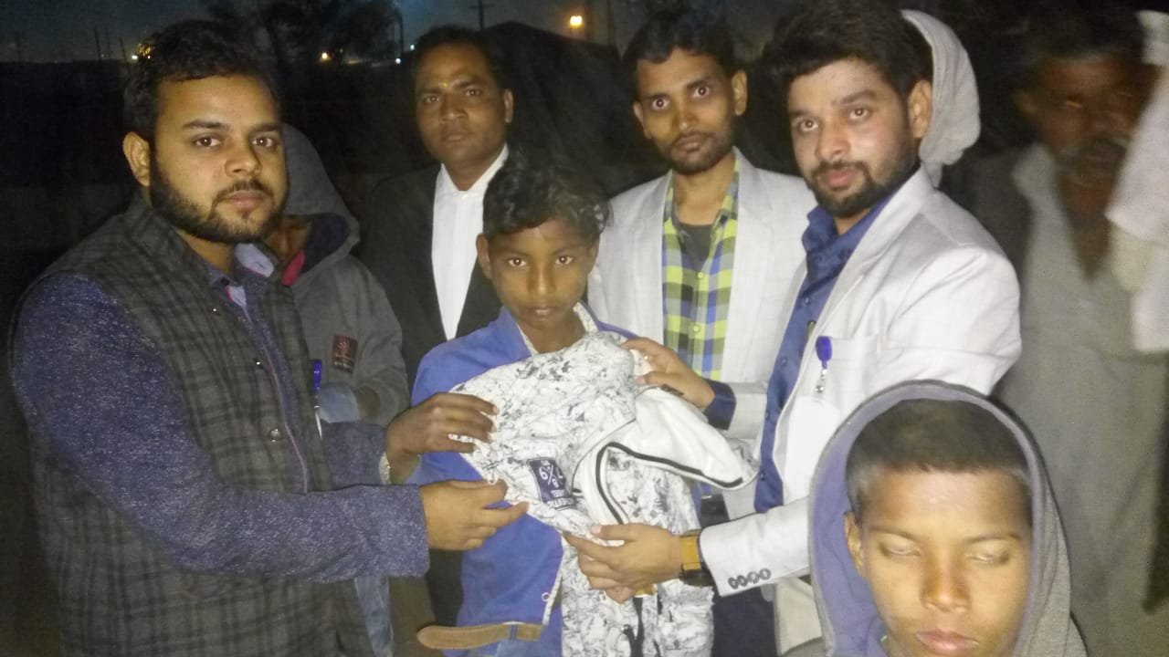 कपड़े मिलते ही गरीबों के खिले चेहरे | New India Times