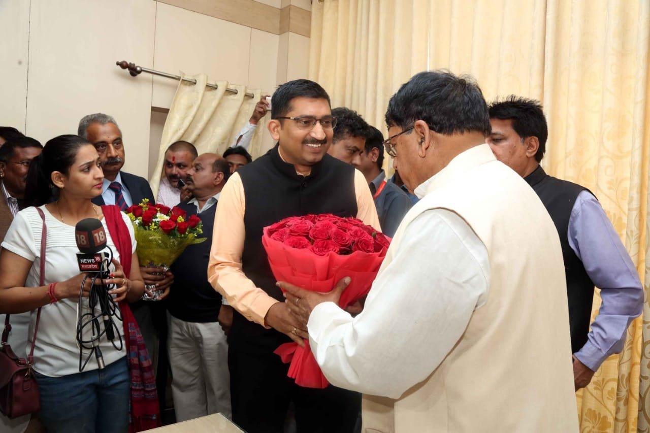 जनसंपर्क मंत्री पी.सी. शर्मा ने जनसंपर्क विभाग का कार्यभार ग्रहण कर मंत्रालय में विभागीय अधिकारियों की ली बैठक | New India Times