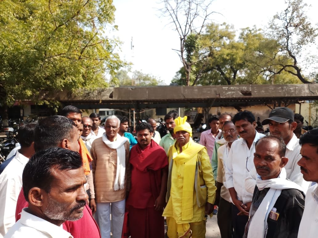 किसानों को यूरिया उपलब्ध कराने के लिए जिलाधिकारी को प्रेमासाई महाराज ने सौंपा ज्ञापन | New India Times