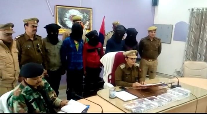 पुलिस मुठभेड़ के दौरान 5 शातिर लूटेरे अवैध हथियारों सहित गिरफ्तार, लूट का माल व नगदी बरामद | New India Times