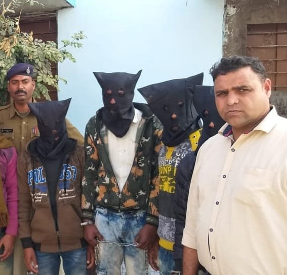 जंगल में युवती के साथ बदसलूकी कर मारपीट करने का वीडियो वायरल करने वाले चार आरोपियों को पुलिस ने पहुंचाया सलाखों के पीछे | New India Times