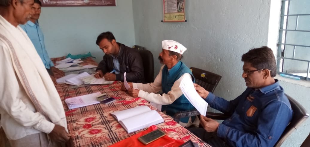 मुख्यमंत्री कमलनाथ की कर्ज माफी योजना का किसान ले रहे हैं लाभ, ग्राम पंचायत आमलियामाल में किसानों का उमड़ा हुजूम | New India Times