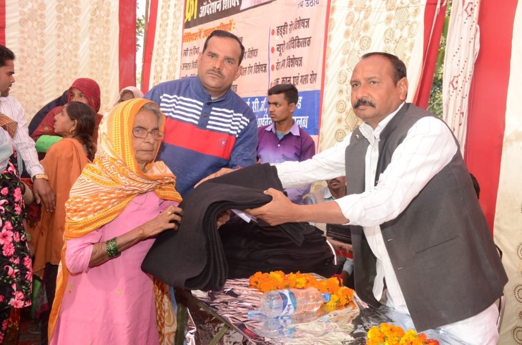 समाजसेवियों ने बांटे कंबल, वन बीट ने लगाया चिकित्सा शिविर, उमड़ी जरूरतमंदों की भीड़ | New India Times