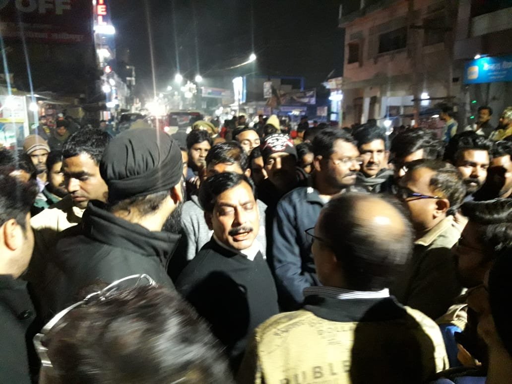 सदर रोडवेज बस स्टैंड पर गलत तरीके से बीच रोड पर खड़ी बस ने लगाया जाम, जाम देख भड़के विधायक, सहयोगियों के साथ बैठ गए धरने पर | New India Times