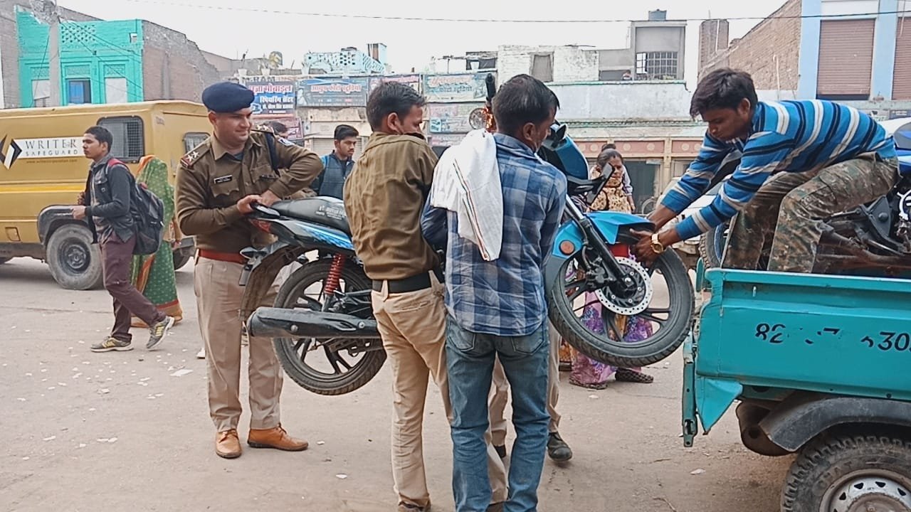 भिंड शहर में बिगड़ी ट्रैफिक व्यवस्था को सुधारने के लिये ट्रैफिक प्रभारी नीरज मिश्रा ने चलाया धर पकड़ अभियान | New India Times