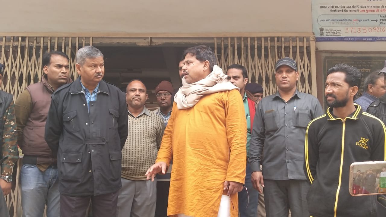 खाद्य मंत्री प्रधुम्न सिंह तोमर हॉस्पिटल से डिस्चार्ज होकर सीधे पहुंचे सिविल हॉस्पिटल में निरीक्षण करने | New India Times