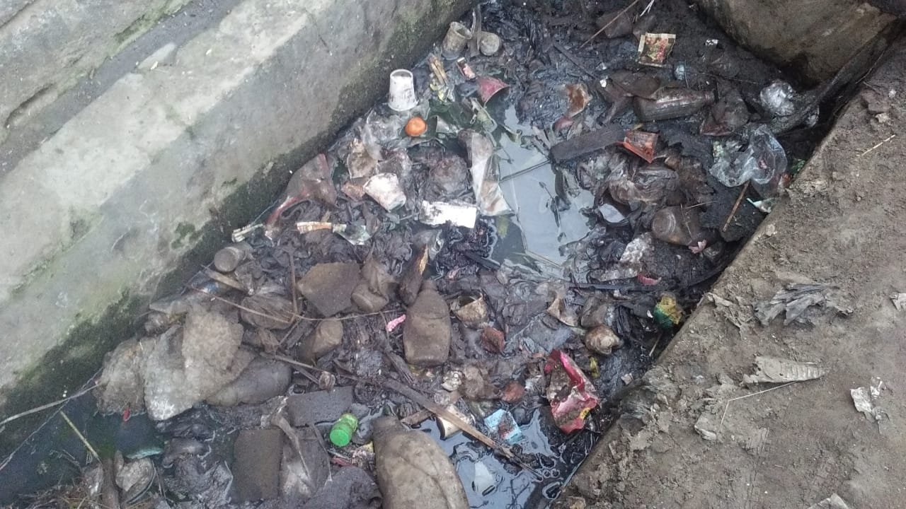 प्रधान द्वारा स्वच्छता अभियान की खुलेआम उड़ाई जा रही हैं धज्जियां | New India Times