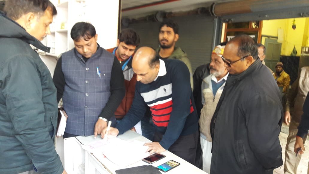 सरकारी अस्पताल के कमीशन खोर डाॅक्टर ने टीबी के मरीज को लिखी बाहरी जाँच व दवा | New India Times