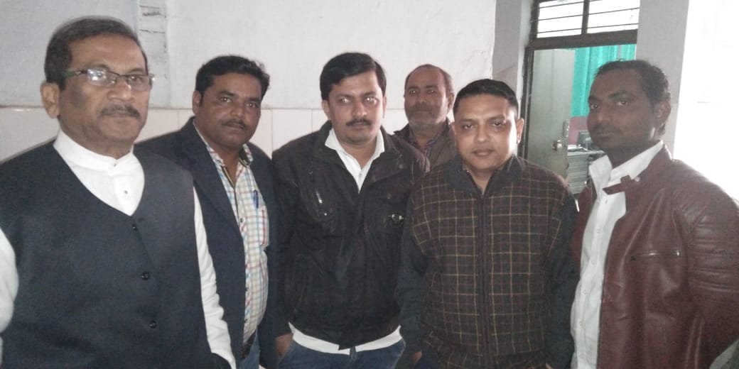 उत्तर प्रदेश स्थापना दिवस पर मरीजों को अभियान सेवा समिति ने बांटा फल | New India Times