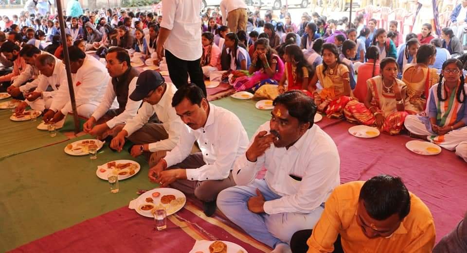 लालबाग उमावि के स्कूली बच्चों के विशेष भोज में क्षेत्रीय विधायक, कलेक्टर, एसपी सहित विभागीय अधिकारियों ने की शिरकत, बच्चों के साथ किया मध्यान्ह भोजन | New India Times