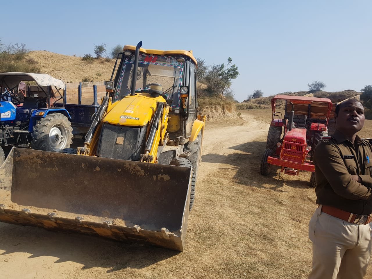 अवैध खनन व परिवहन करते हुए 8 ट्रैक्टर-ट्राली, 3 जेसीबी मशीन जब्त | New India Times