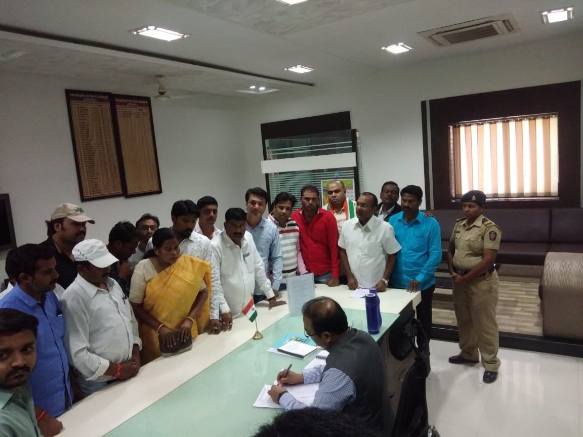 पत्रकारों पर हमला करने वाले पुलिस कर्मियों को तुरंत निलंबित करने की मांग को लेकर विभिन्न संगठनों जिलाधिकारी को सौंपा ज्ञापन | New India Times