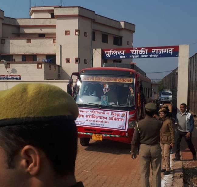 नक्सल क्षेत्र की 75 महिलाओं को जागरूक करने के उद्देश्य से कम्युनिटी पुलिसिंग के तहत काशी भ्रमण पर भेजा गया, पुलिस अधीक्षक ने 2 बसों को हरी झण्डी दिखाकर किया भ्रमण पर रवाना, यात्रा से प्राप्त अनुभवों का नक्सल उन्मूलन व महिला सशक्तिकरण में करेंगी उपयोग | New India Times