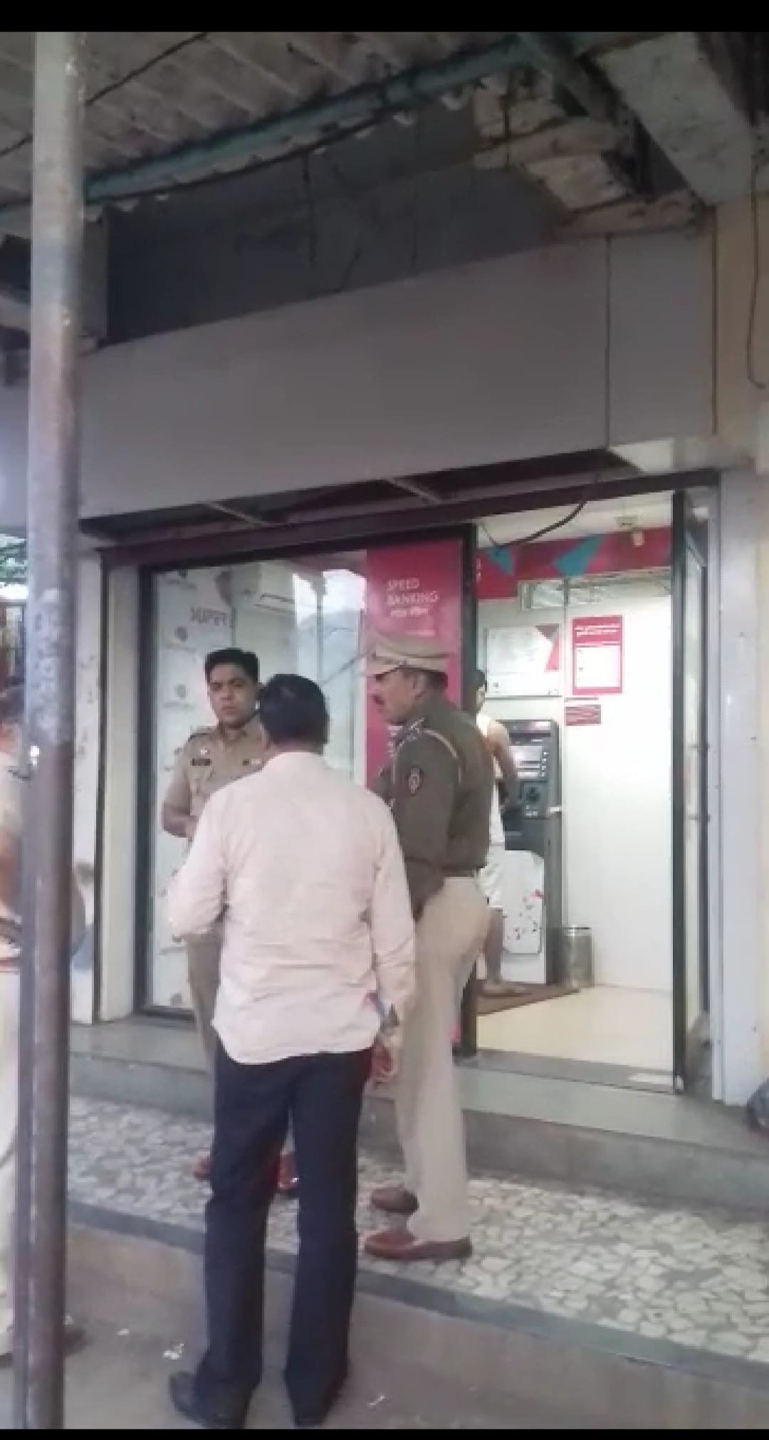 वसई-विरार शहर के गोराई पाड़ा में दिनदहाड़े कैश वैन के गार्ड को घायल कर हुई 38 लाख की लूट, एक्सिस बैंक के एटीएम में कैश डालने आया था वैन | New India Times