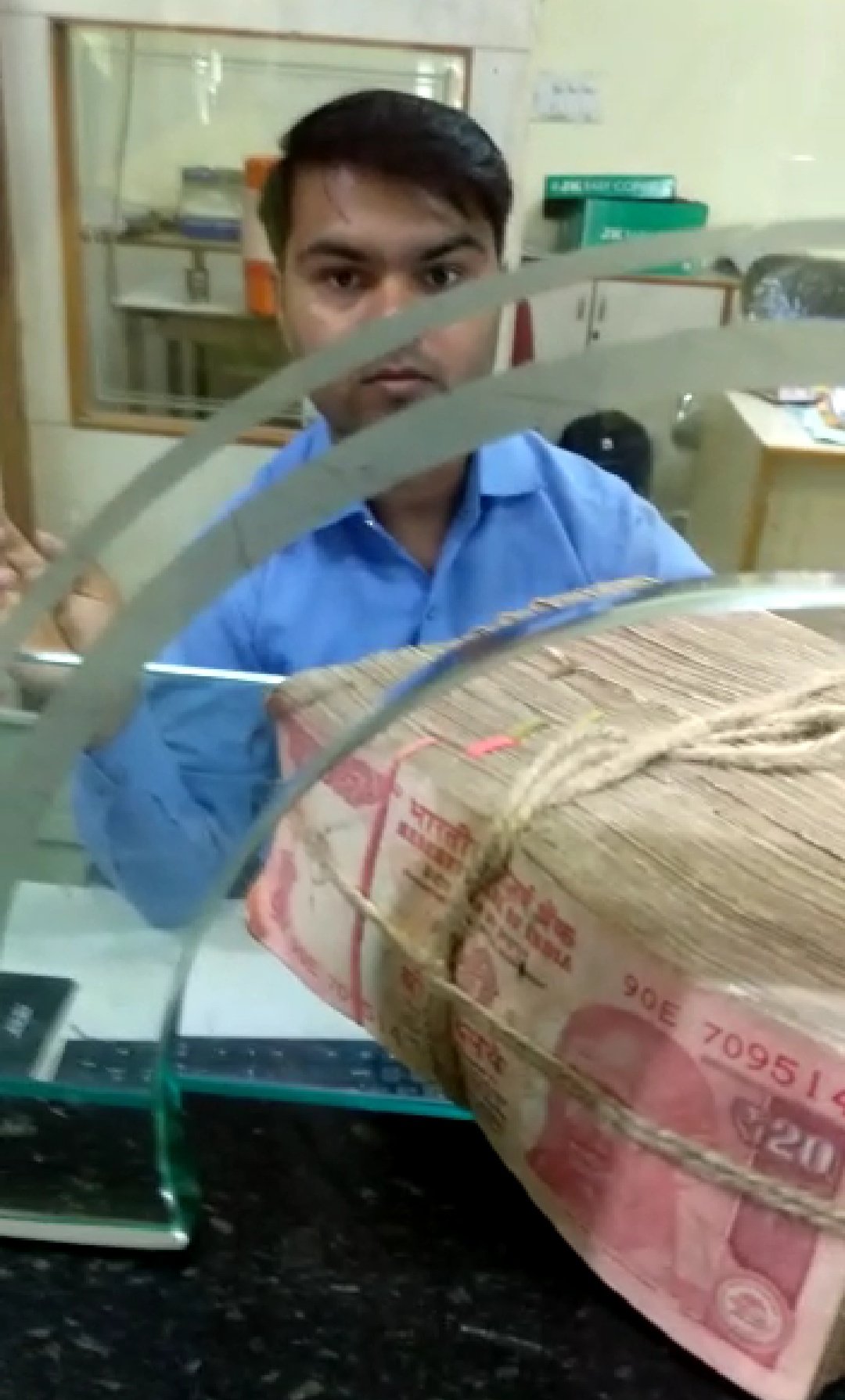 ग्राहक से बदसलूकी करने वाले बैंक कर्मचारी पर कार्रवाई की मांग | New India Times