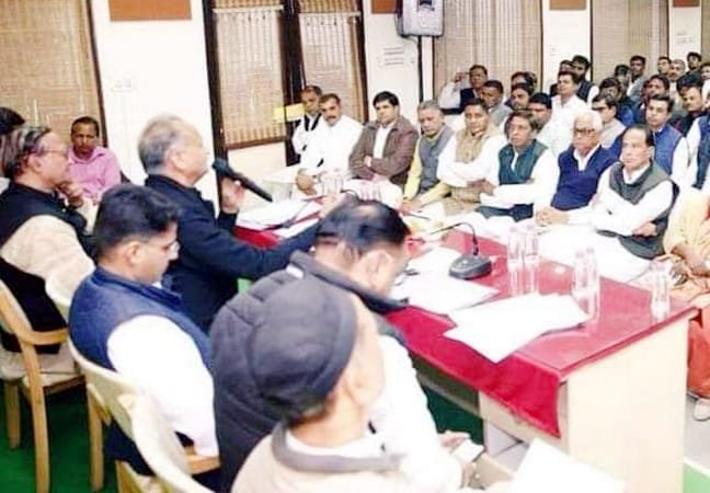 कार्यकर्ताओं व नेताओं को मुख्यमंत्री निवास बूलाकर फीडबैक लेने से कांग्रेसी कार्यकर्ताओं में हो रहा है जोश व आत्मविश्वास का संचार | New India Times