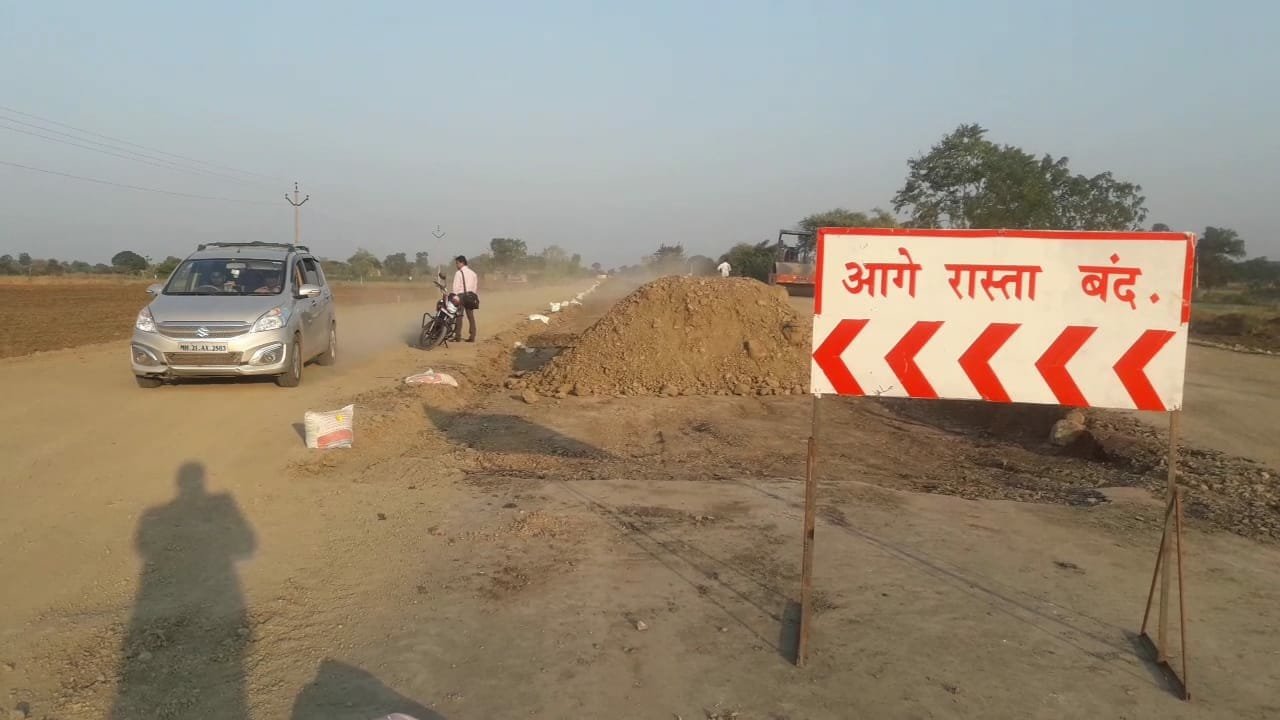 मुरूम चोर ठेकेदार पर अब तक क्यों नहीं हुई दंडात्मक कार्रवाई?बुलढाणा-अजंता मार्ग निर्माण में अवैध गौणखनिज का उपयोग, 4 दिन से जब्त है दो टिप्पर | New India Times