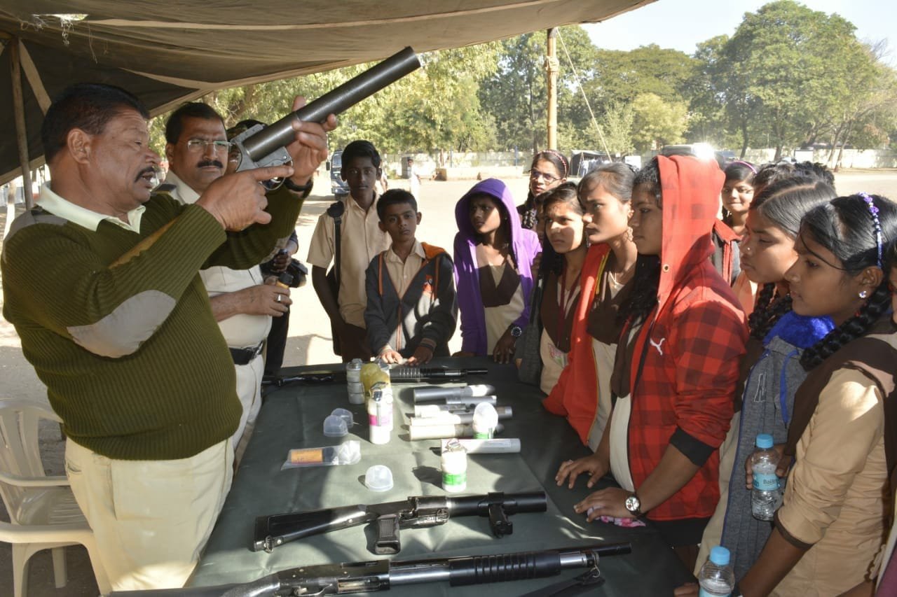 स्कूली बच्चों ने लिया पुलिसिया ज्ञान, पुलिस मना रही है रेजिंग डे सप्ताह 5 स्कूली बच्चों ने लिया पुलिसिया ज्ञान, पुलिस मना रही है रेजिंग डे सप्ताह | New India Times