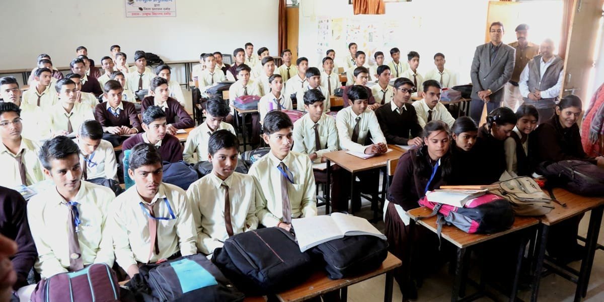 कठोर परिश्रम करें, अच्छे संस्थानों में पढ़ाई के अवसर मिलेंगे जहां सम्मान व  संतुष्टी भी मिलेगी: कलेक्टर नीरज कुमार सिंह | New India Times