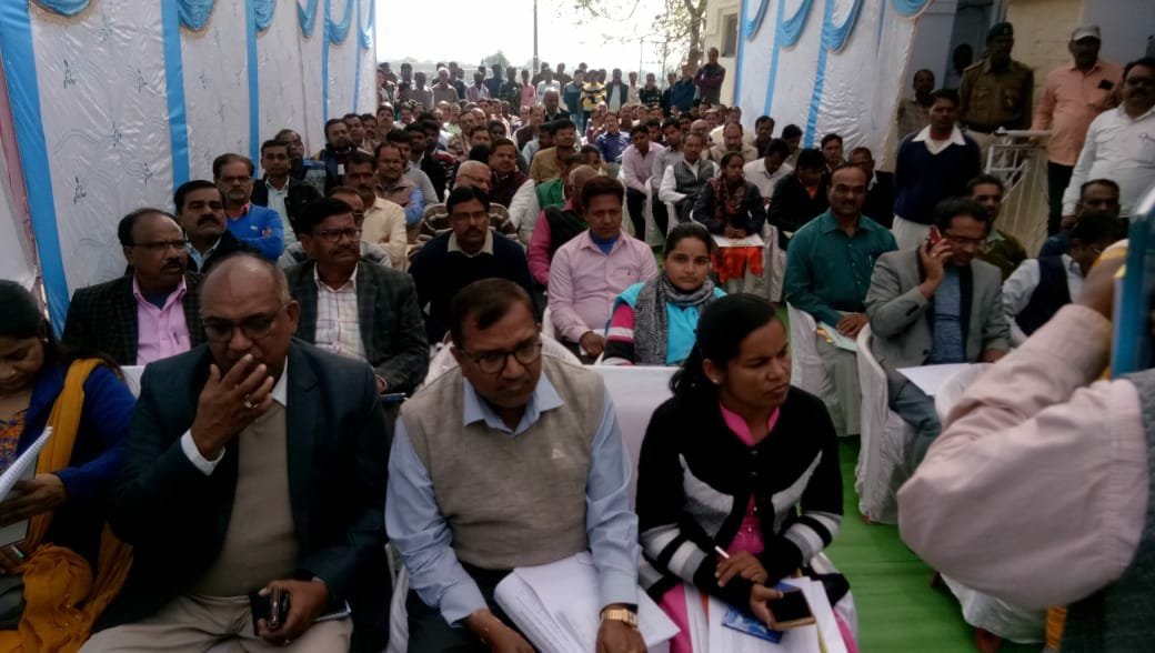 कुटीर एवं ग्राम उद्योग एवं नवकरणीय ऊर्जा विभाग मंत्री हर्ष यादव ने देवरी में अनुभाग एवं जिला स्तरीय सभी विभागों के अधिकारियों के साथ की बैठक | New India Times