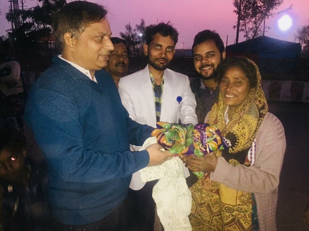 कपड़े मिलते ही गरीबों के खिले चेहरे | New India Times