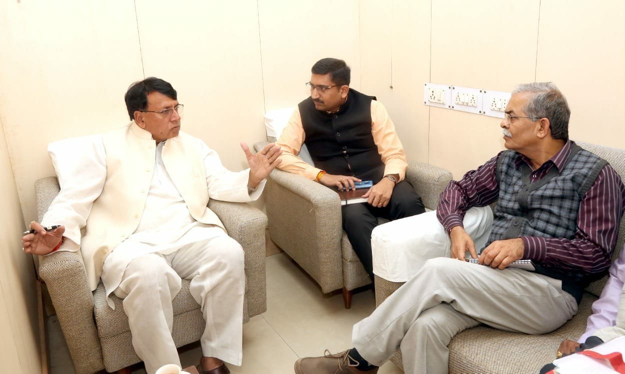 जनसंपर्क मंत्री पी.सी. शर्मा ने जनसंपर्क विभाग का कार्यभार ग्रहण कर मंत्रालय में विभागीय अधिकारियों की ली बैठक | New India Times