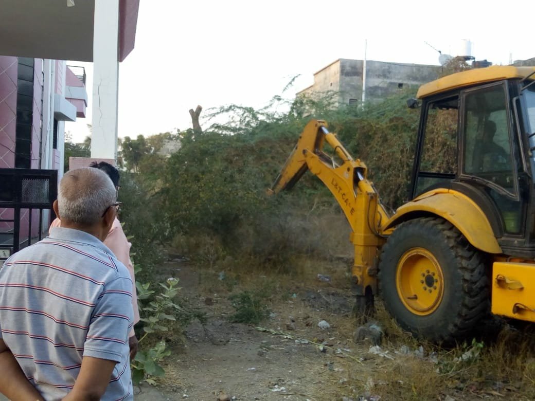 भाजपा कार्यकर्ताओं ने चलाया स्वच्छता अभियान: दिया स्वच्छता का संदेश, केंद्रीय रक्षा राज्यमंत्री डॉक्टर सुभाष भामरे ने फिता काट कर धुल मुक्त स्वच्छ शहर संकल्पना अभियान का किया उद्घाटन | New India Times