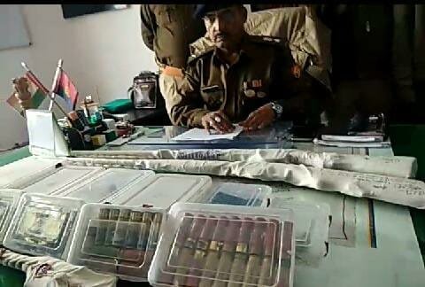 डकैतों को असलहे व कारतूस देने जा रहे आधा दर्जन आरोपी गिरफ्तार, बड़ी संख्या में असलहे व कारतूस बरामद 3 डकैतों को असलहे व कारतूस देने जा रहे आधा दर्जन आरोपी गिरफ्तार, बड़ी संख्या में असलहे व कारतूस बरामद | New India Times