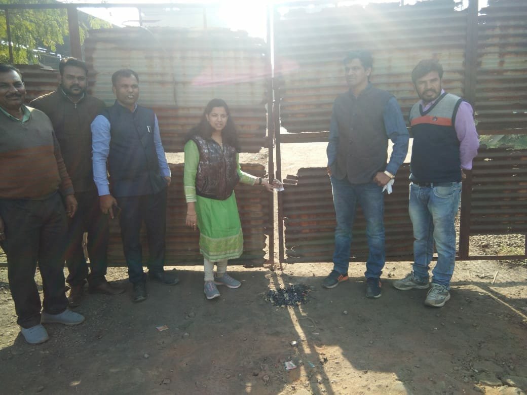 एस.डी.एम. प्रीति संघवी ने केमिकल फैक्ट्री को किया सील 2 एस.डी.एम. प्रीति संघवी ने केमिकल फैक्ट्री को किया सील | New India Times