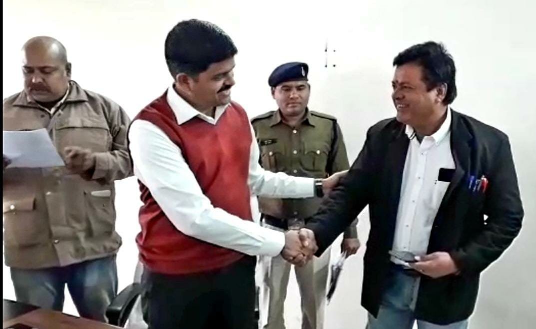 चोरी किये गये दो दर्जन से ज़्यादा मोबाइल पुलिस ने किये वापस, लोगों ने पुलिस कप्तान और साइबर सेल का व्यक्त किया आभार | New India Times