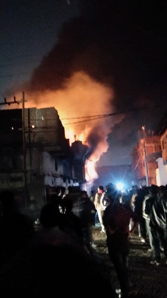 भोपाल के न्यू कबाड़ खाना में लगी भीषण आग, आग बुझाने पहुंची फायर ब्रिगेड की गाड़ी खुद ही है इलाज की मोहताज | New India Times