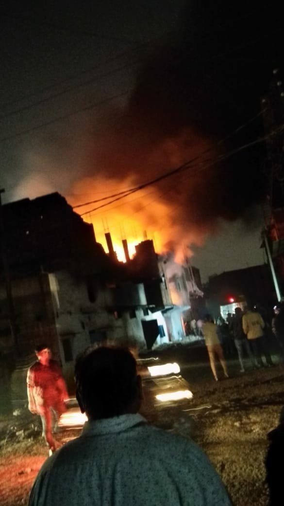 भोपाल के न्यू कबाड़ खाना में लगी भीषण आग, आग बुझाने पहुंची फायर ब्रिगेड की गाड़ी खुद ही है इलाज की मोहताज | New India Times