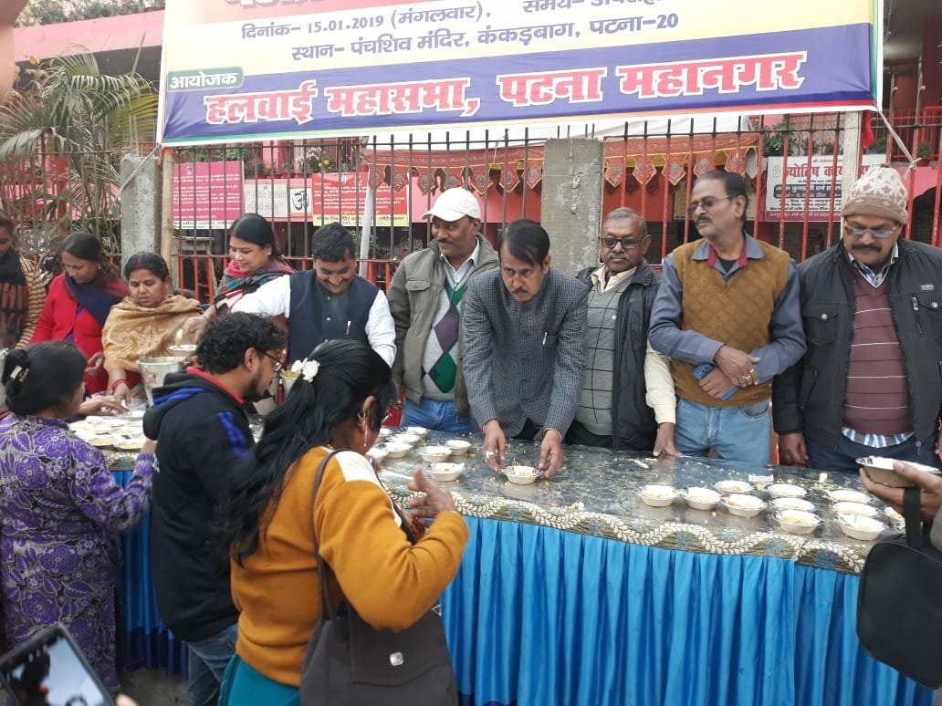 मकर संक्रांति के अवसर पर हलवाई महासभा द्वारा बांटा गयी खिचड़ी 2 मकर संक्रांति के अवसर पर हलवाई महासभा द्वारा बांटा गयी खिचड़ी | New India Times