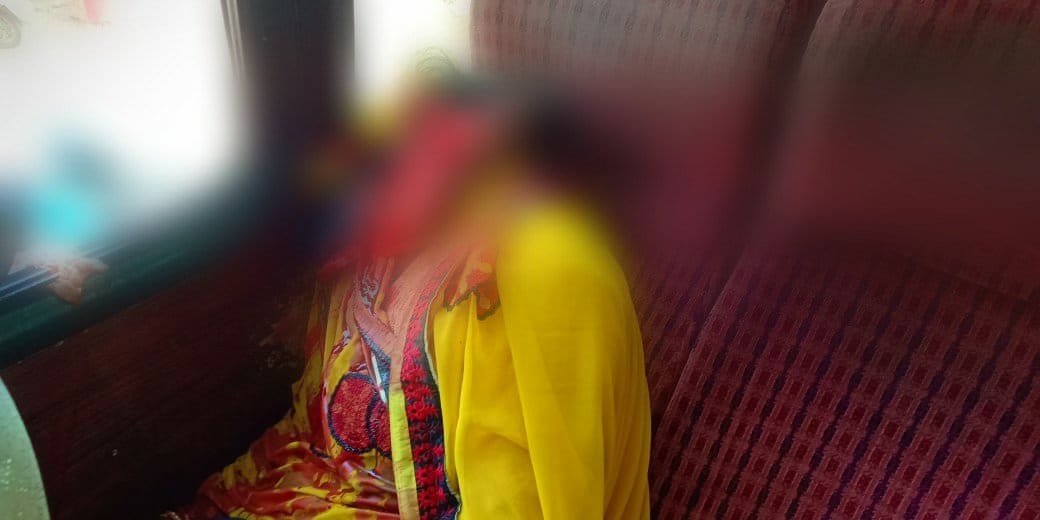 बस में सफर कर रही महिला का सिर हुआ धड़ से अलग, उल्टी होने पर खिड़की से बाहर निकला सिर इलेक्ट्रिक पोल से टकराया | New India Times