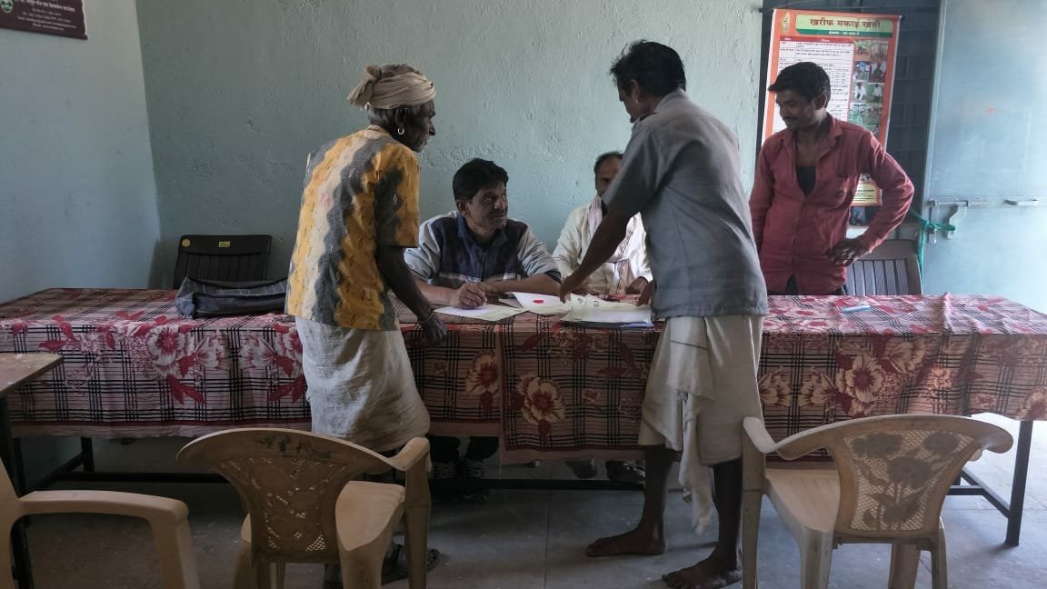 मुख्यमंत्री कमलनाथ की कर्ज माफी योजना का किसान ले रहे हैं लाभ, ग्राम पंचायत आमलियामाल में किसानों का उमड़ा हुजूम | New India Times