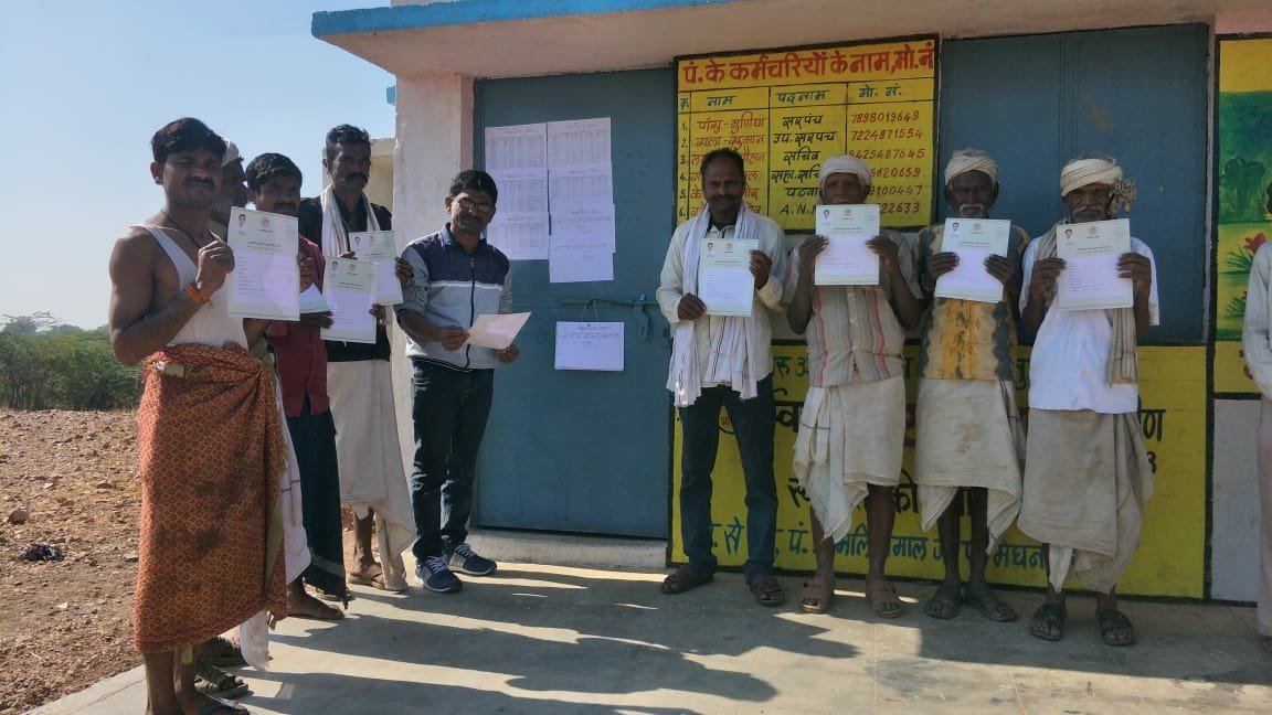 मुख्यमंत्री कमलनाथ की कर्ज माफी योजना का किसान ले रहे हैं लाभ, ग्राम पंचायत आमलियामाल में किसानों का उमड़ा हुजूम | New India Times