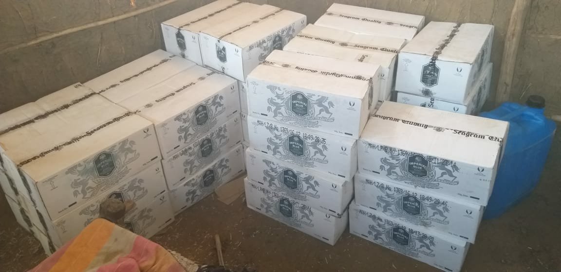 नकली शराब के अवैध कारखाने पर पुलिस का छापा, साढे तीन लाख की सामग्री बरामद, दो गिरफ्तार एक फरार | New India Times