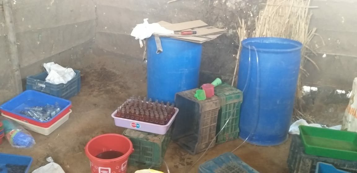 नकली शराब के अवैध कारखाने पर पुलिस का छापा, साढे तीन लाख की सामग्री बरामद, दो गिरफ्तार एक फरार | New India Times