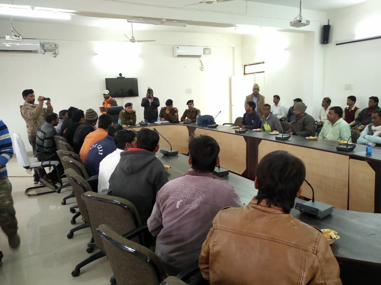 पुलिस अधीक्षक रुडोल्फ अल्वारेस के नेतृत्व में ऑटो यूनियन एवं बैटरी से चलने वाली गाड़ियों के अध्यक्षों के साथ कुछ मुद्दों को लेकर हुई बैठक 2 पुलिस अधीक्षक रुडोल्फ अल्वारेस के नेतृत्व में ऑटो यूनियन एवं बैटरी से चलने वाली गाड़ियों के अध्यक्षों के साथ कुछ मुद्दों को लेकर हुई बैठक | New India Times