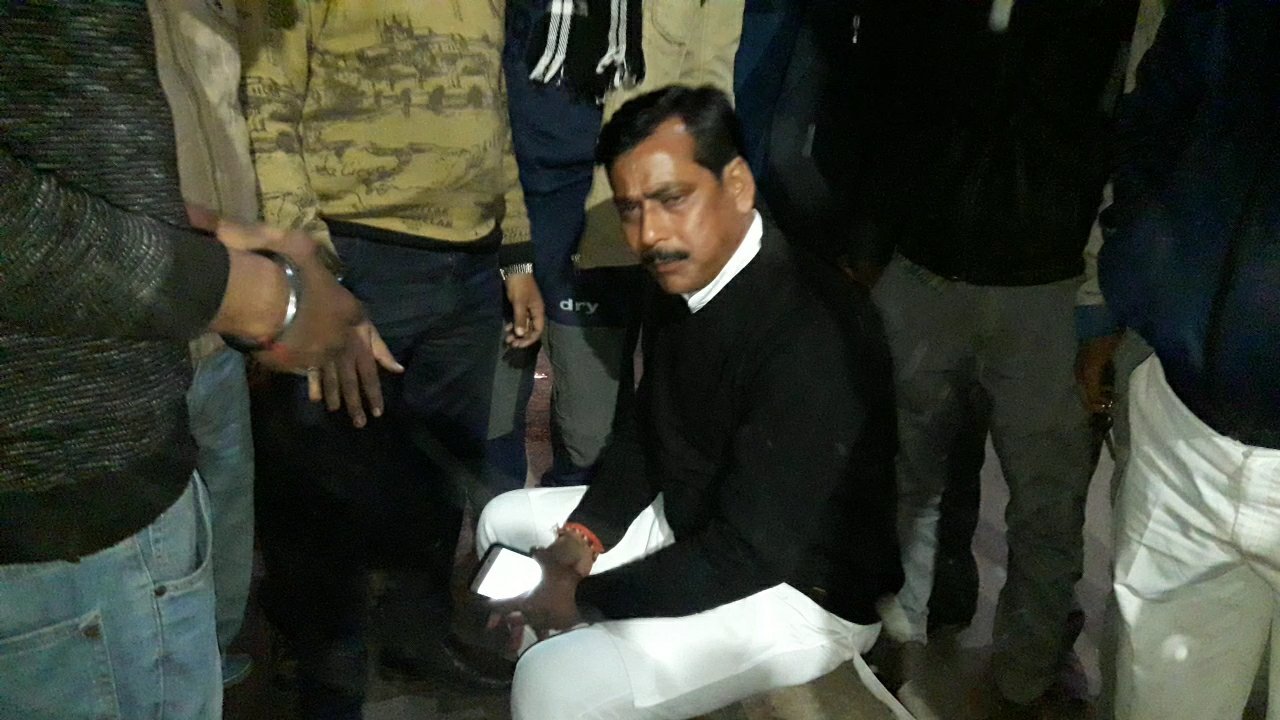 सदर रोडवेज बस स्टैंड पर गलत तरीके से बीच रोड पर खड़ी बस ने लगाया जाम, जाम देख भड़के विधायक, सहयोगियों के साथ बैठ गए धरने पर | New India Times