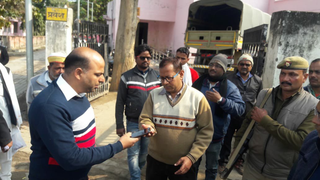 सरकारी अस्पताल के कमीशन खोर डाॅक्टर ने टीबी के मरीज को लिखी बाहरी जाँच व दवा | New India Times