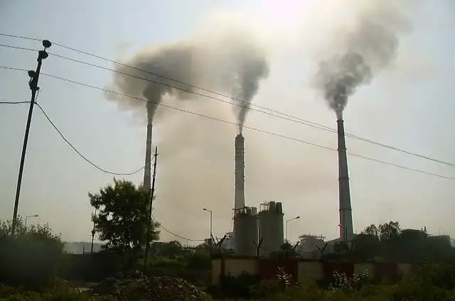 विकास की चाहत में शहरवासियों की सेहत दांव पर, विकास कार्यों, ख़राब सडकों और धुआँ छोड़ते वाहनों से बढ़ी समस्याएं | New India Times