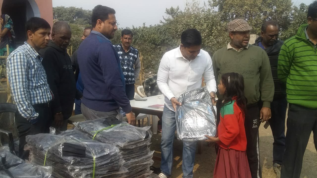 गांधी युवा मंच के संस्थापक अध्यक्ष मनोज यादव की अध्यक्षता में NTPC द्वारा स्कूली बच्चों को बांटा गया बैग | New India Times