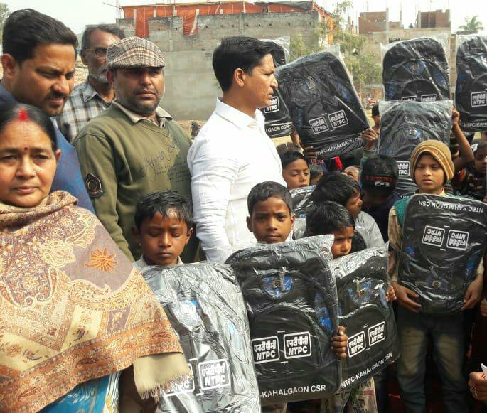 गांधी युवा मंच के संस्थापक अध्यक्ष मनोज यादव की अध्यक्षता में NTPC द्वारा स्कूली बच्चों को बांटा गया बैग | New India Times