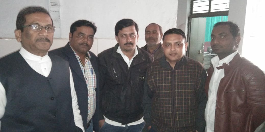 उत्तर प्रदेश स्थापना दिवस पर मरीजों को अभियान सेवा समिति ने बांटा फल | New India Times