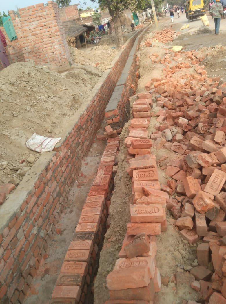 सड़क चौड़ीकरण के लिए बनाए जा रहे नाली निर्माण में ठेकेदार ने किया घटिया सामग्री का इस्तेमाल | New India Times