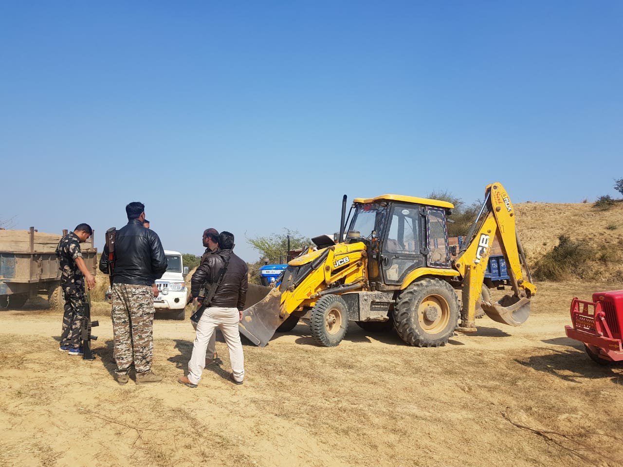 अवैध खनन व परिवहन करते हुए 8 ट्रैक्टर-ट्राली, 3 जेसीबी मशीन जब्त | New India Times