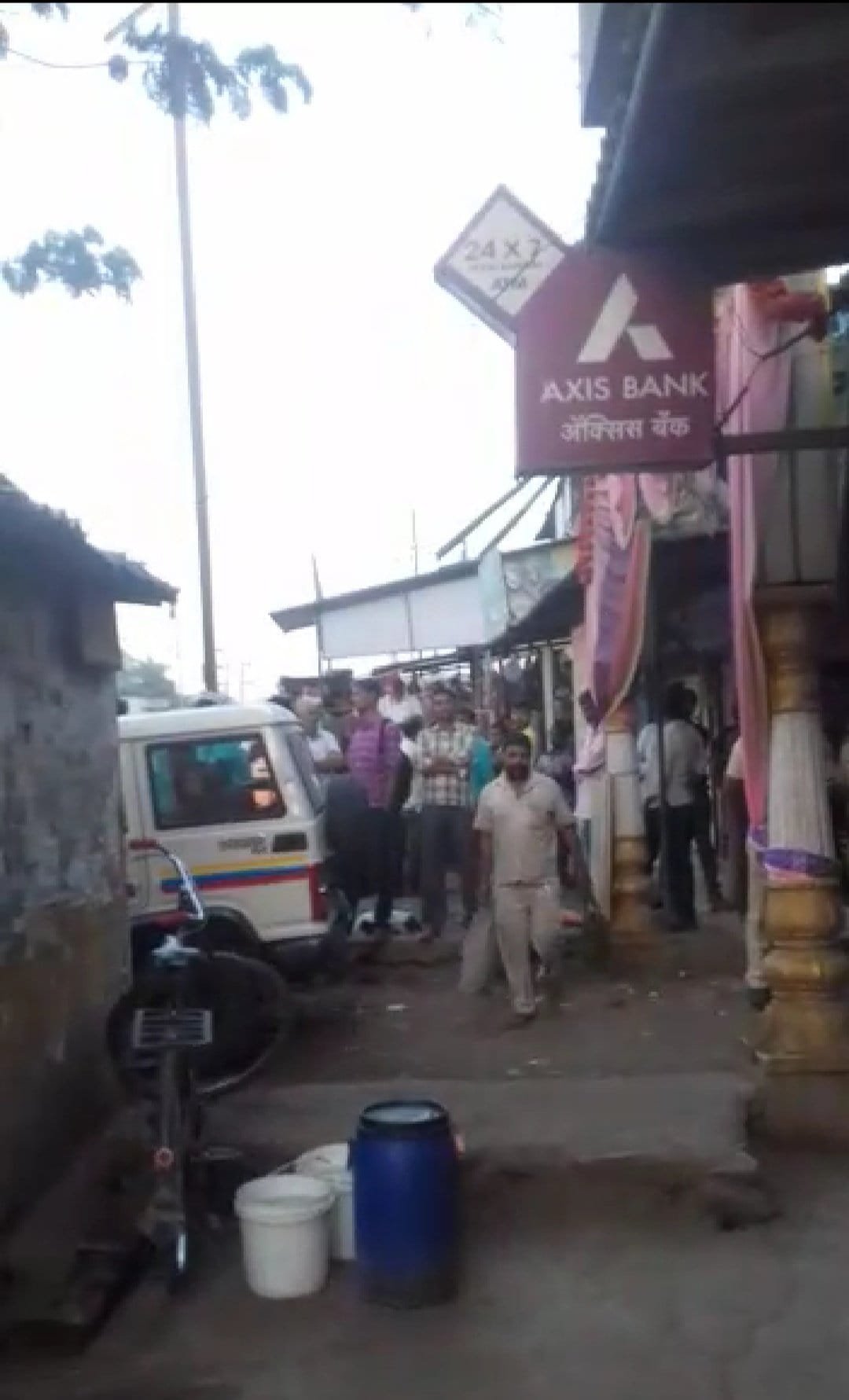 वसई-विरार शहर के गोराई पाड़ा में दिनदहाड़े कैश वैन के गार्ड को घायल कर हुई 38 लाख की लूट, एक्सिस बैंक के एटीएम में कैश डालने आया था वैन | New India Times